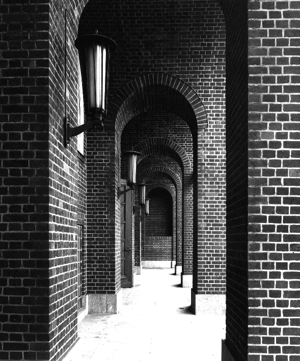 Eingangsbereich des ehemaligen Gewerbehauses mit Arkadengang (Abb. aus: Meyer-Veden, Hans und Hipp, Hermann: Hamburger Kontorh&auml;user, 1988, S. 173) 