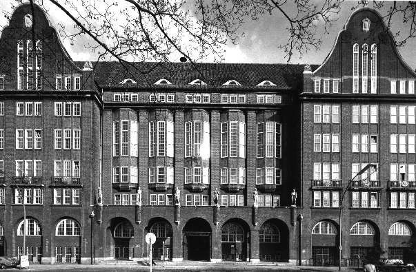 Frontalansicht des ehemaligen Gewerbehauses / heutiger Handwerkskammer vom Holstenwall aus betrachtet (Abb. aus: Meyer-Veden, Hans und Hipp, Hermann: Hamburger Kontorh&auml;user, 1988, S. 167) 