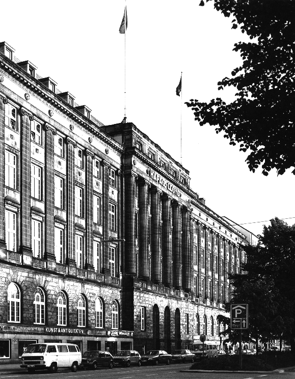 Frontalansicht des Geb&auml;udes der Hauptverwaltung der Hapag (Abb. aus: Meyer-Veden, Hans und Hipp, Hermann: Hamburger Kontorh&auml;user, 1988, S. 151) 